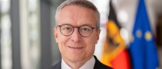 Dr.